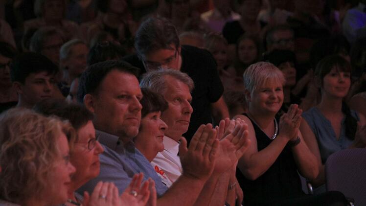 Reichlich Beifall gab es bei der sommerlichen Serenade des Gymnasiums Albertinum im bestens besuchten Kongresshaus Rosengarten.Foto: Jochen Berger