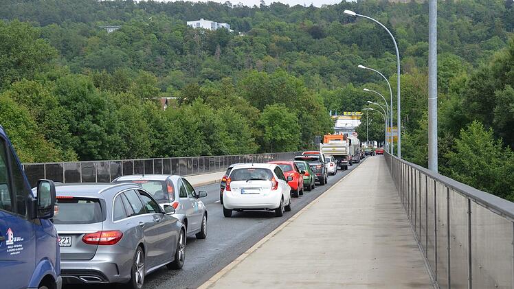 Am Ring staute sich der Verkehr bis zur Garitzer Kreuzung zurück. Foto: Peter Rauch