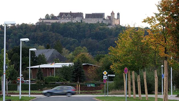 Die Niorter Straße (vorn) auf der Lauterer Höhe trifft auf die Garden-City-Straße. In der Verlängerung der Niorter Straße soll auf dem folgenden Grundstück eine vierreihige Allee angelegt werden. Endpunkt der etwa 100 Meter langen Allee ist eine bis zu fünf Meter hohe Pyramide, die aus Erdreich von anderen Bauprojekten aufgeschüttet wird. Dort hinauf soll sich ein Weg winden.  Foto: Christoph Winter