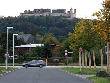 Die Niorter Straße (vorn) auf der Lauterer Höhe trifft auf die Garden-City-Straße. In der Verlängerung der Niorter Straße soll auf dem folgenden Grundstück eine vierreihige Allee angelegt werden. Endpunkt der etwa 100 Meter langen Allee ist eine bis zu fünf Meter hohe Pyramide, die aus Erdreich von anderen Bauprojekten aufgeschüttet wird. Dort hinauf soll sich ein Weg winden.  Foto: Christoph Winter