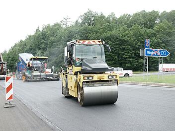 Asphaltfertiger und Walzenfahrzeuge sind auf der B 286 an der Anschlussstelle Volkers dabei, die Fahrbahn zu erneuern. Das Ganze geh&ouml;rt zu einem gr&ouml;&szlig;eren Stra&szlig;enbauprojekt.