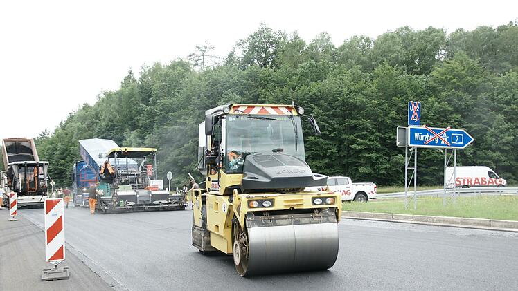 Asphaltfertiger und Walzenfahrzeuge sind auf der B 286 an der Anschlussstelle Volkers dabei, die Fahrbahn zu erneuern. Das Ganze geh&ouml;rt zu einem gr&ouml;&szlig;eren Stra&szlig;enbauprojekt.