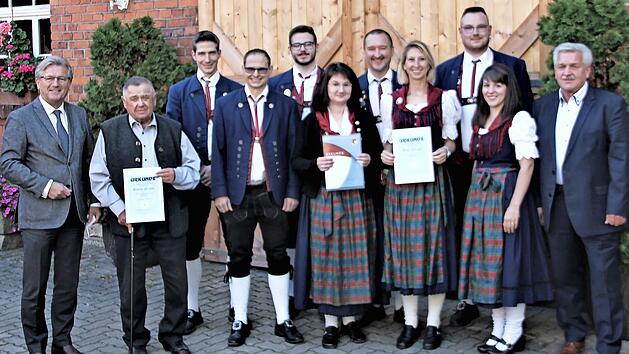 Die Geehrten mit B&uuml;rgermeister Rainer Detsch (links), dem Kreisvorsitzenden des NBMB, Wolfgang M&uuml;ller (rechts), dem Dirigenten Roman Steiger und Vorsitzendem Julian Kaim.
