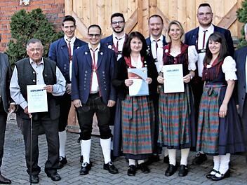 Die Geehrten mit Bürgermeister Rainer Detsch (links), dem Kreisvorsitzenden des NBMB, Wolfgang Müller (rechts), dem Dirigenten Roman Steiger und Vorsitzendem Julian Kaim.