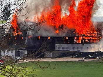 Großbrand im Kreis Hof: Landwirtschaftliches Gebäude im Vollbrand