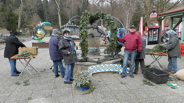 Die Damen vom Ortsverschönerungsverein haben kurz vor Ostern einen Osterbrunnen geschmückt.
