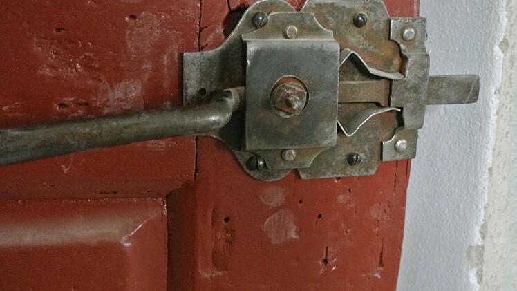 Ebenfalls im Original erhalten: der Griff an einer Holztüre, die jahrelang zugemauert war.