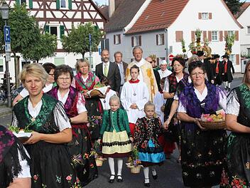 Beim Erntedankfestzug waren Trachtlern, junge Frauen mit Brautkronen sowie Männer in Tracht dabei. Fotos: fra-press