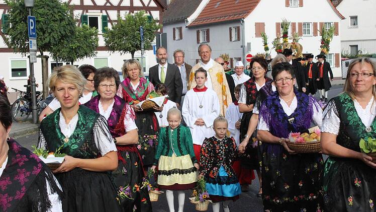 Beim Erntedankfestzug waren Trachtlern, junge Frauen mit Brautkronen sowie Männer in Tracht dabei. Fotos: fra-press