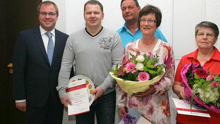 Als unersetzlichen Dienst am Nächsten bezeichnete Bürgermeister Sebastian Straubel (links) die freiwilligen Blutspenden. 100-mal spendeten Gertrud Theiss und Annette Desombre, 50-mal Thomas Knoch und Thorsten Witter ihr Blut (von rechts). Straubel überreichte ihnen die Ehrenurkunden des BRK und Präsente der Gemeinde.