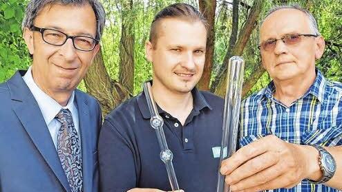 Die Firma Hilgenberg eröffnete auf dem Gelände der Löwinger GmbH in Münnerstadt ein drittes Werk. Im Bild (von links) Rechtsanwalt Ralph Hocke, Geschäftsführer Ingo Hilgenberg und der neue Betriebsleiter in Münnerstadt, Bernd Grimm.  Foto: Isolde Krapf