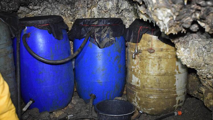 In Fässern wird das über Folien an der Decke gesammelte Kalkwasser aufbewahrt, um später damit die Wände und Tropfsteine zu reinigen. Foto: Ronald Rinklef