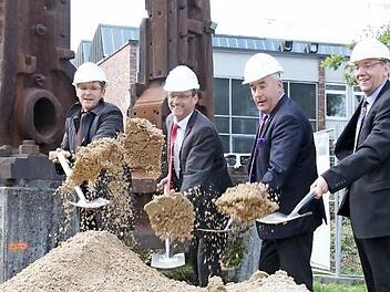 Symbolischer Spatenstich, während die tatsächlichen Bauarbeiten an der Hochschule Coburg bereits laufen (von links): Jürgen König, Leiter des Staatlichen Bauamts Bamberg, Professor Michael Pötzl, Präsident der Hochschule Coburg, Ludwig Spaenle, Kultus- und Wissenschaftsminister in Bayern, Thomas Nowak, Dritter Bürgermeister der Stadt Coburg. Foto: Simone Bastian