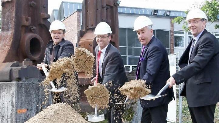 Symbolischer Spatenstich, während die tatsächlichen Bauarbeiten an der Hochschule Coburg bereits laufen (von links): Jürgen König, Leiter des Staatlichen Bauamts Bamberg, Professor Michael Pötzl, Präsident der Hochschule Coburg, Ludwig Spaenle, Kultus- und Wissenschaftsminister in Bayern, Thomas Nowak, Dritter Bürgermeister der Stadt Coburg. Foto: Simone Bastian