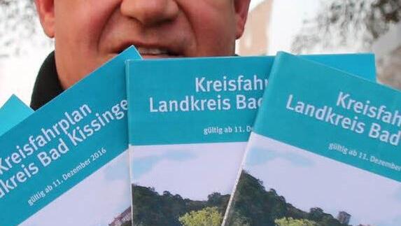 Nahverkehrsbeauftragter Michael Schäder mit dem neuen Kreisfahrplan. Foto: Ralf Ruppert