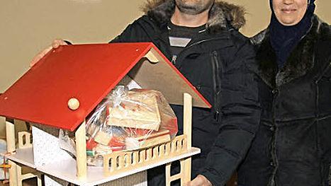 Mohamad und Faten Baai haben eine Puppenstube samt Interieur und eine Spielküche mit nach Hause genommen.