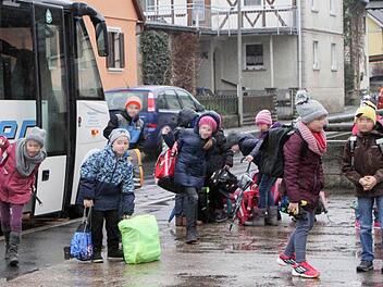Allerhand los ist am frühen Morgen an der Bushaltestelle in Kirchlauter um 7.30 Uhr, wenn die Kinder aus- und einsteigen. Foto: Günther Geiling