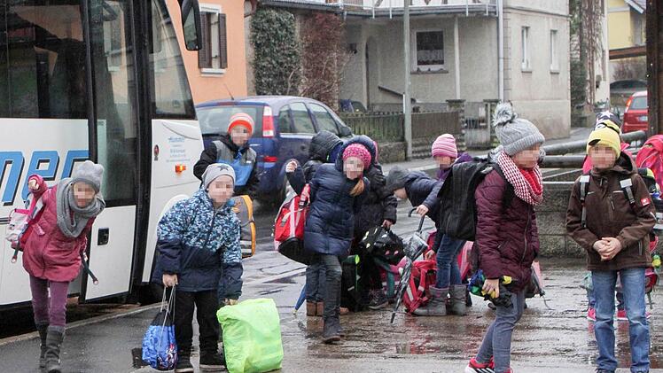 Allerhand los ist am frühen Morgen an der Bushaltestelle in Kirchlauter um 7.30 Uhr, wenn die Kinder aus- und einsteigen. Foto: Günther Geiling