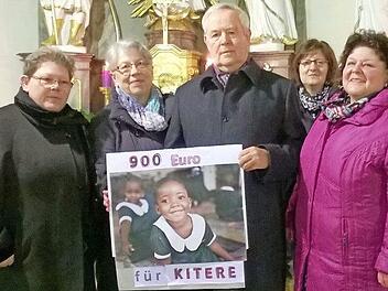 900 Euro spendete Hermann-Josef Lenhardt für das Spendenprojekt der Erlöserschwestern in Kitere in Tansania. Weitere 3.600 Euro kommen aus der Pfarreiengemeinschaft Immanuel-Hohe Rhön dazu. Das Bild zeigt von links: Christa Schneidmadel, Ilse und Hermann-Josef Lenhardt, Irma Wethmüller, Eva-Maria Riedenberger.  Foto: Christa Schneidmadel