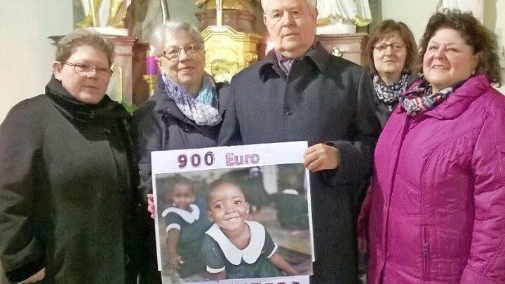 900 Euro spendete Hermann-Josef Lenhardt für das Spendenprojekt der Erlöserschwestern in Kitere in Tansania. Weitere 3.600 Euro kommen aus der Pfarreiengemeinschaft Immanuel-Hohe Rhön dazu. Das Bild zeigt von links: Christa Schneidmadel, Ilse und Hermann-Josef Lenhardt, Irma Wethmüller, Eva-Maria Riedenberger.  Foto: Christa Schneidmadel