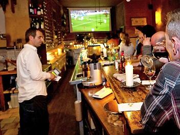 Besonders das Gastgewerbe leidet unter der starren Gestaltung der Arbeitszeit. Archivfoto: dpa