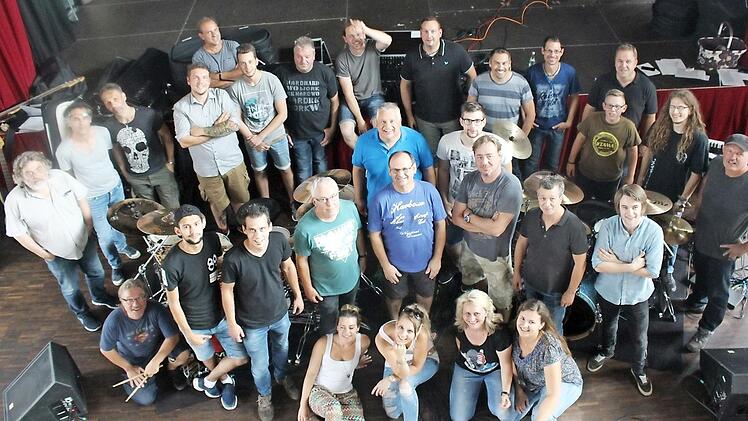Die Musiker der Musiggfabrigg am Donnerstag bei der finalen Probe fürs Altstadtfest.  Foto: Yannick Hupfer
