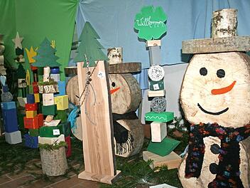 Lustige Gesellen aus Holz, aber auch Handarbeiten und Engel aus Wäscheklammern konnten die Besucher beim Adventszauber des Kindergartenvereins kaufen. Foto: Gabriele Sell
