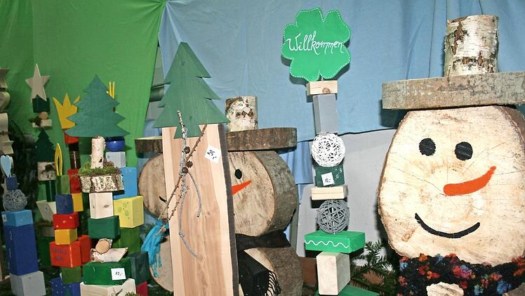 Lustige Gesellen aus Holz, aber auch Handarbeiten und Engel aus Wäscheklammern konnten die Besucher beim Adventszauber des Kindergartenvereins kaufen. Foto: Gabriele Sell
