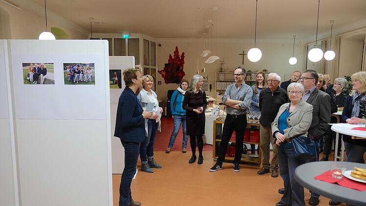 Bibliotheksleiterin Karin Wengerter (links) eröffnete die Ausstellung "Menschen im Schlossgarten". Gerd Schaar