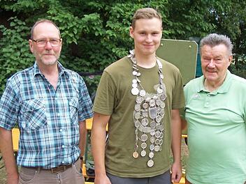 Fabian Beer, Jugendfischerk&ouml;nig 2018, mit der K&ouml;nigskette, links Jugendleiter Klaus Ramer, rechts Pr&auml;sident Alfred G&ouml;tz Foto: Karlheinz Kaiser
