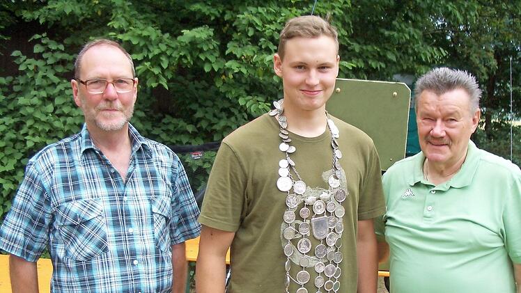 Fabian Beer, Jugendfischerk&ouml;nig 2018, mit der K&ouml;nigskette, links Jugendleiter Klaus Ramer, rechts Pr&auml;sident Alfred G&ouml;tz Foto: Karlheinz Kaiser