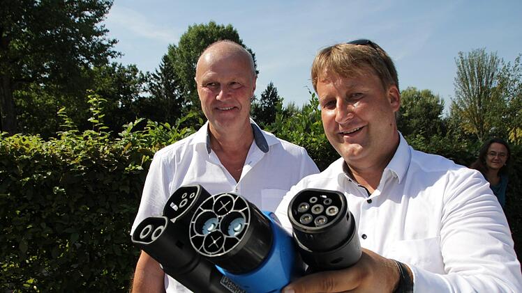 Drei unterschiedliche Stecker präsentieren Bürgermeister Brehm (links) und Ralf Schwarz an der Säule im Engelgarten.  Foto: Andreas Dorsch