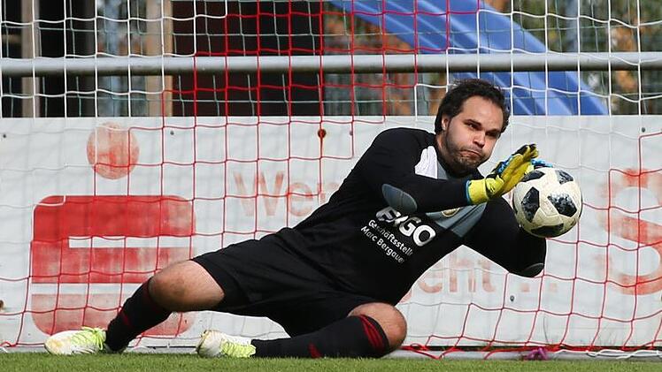 Ein Flatterball aufs Johannisthaler Tor, aber VfL-Spielertrainer Tobias Mayer kann den Ball zu Seite abwehren. Foto: Heinrich Wei&szlig;