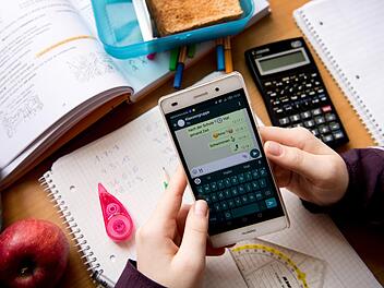 In einigen Schulen im Landkreis dürfen Schüler schon manchmal das Handy nutzen - allerdings nicht für private Nachrichten oder Videos, sondern nur für Unterrichtszwecke. Foto: Sven Hoppe, dpa