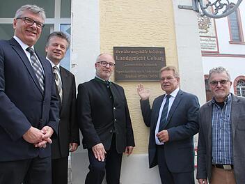 Sie freuen sich über die Bewährungshelferdienststelle (von links): Leitender Oberstaatsanwalt Bernhard Lieb, Amtsgerichtsdirektor Jürgen Fehn, Landgerichtspräsident Anton Lohneis, Bürgermeister Wolfgang Beiergrößlein und Bewährungshelfer Hans-Peter Jakob.