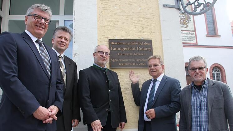 Sie freuen sich über die Bewährungshelferdienststelle (von links): Leitender Oberstaatsanwalt Bernhard Lieb, Amtsgerichtsdirektor Jürgen Fehn, Landgerichtspräsident Anton Lohneis, Bürgermeister Wolfgang Beiergrößlein und Bewährungshelfer Hans-Peter Jakob.