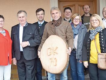 Altbürgermeister Georg Konrad (Dritter von links) konnte zum 70. Geburtstag zahlreiche Glückwünsche entgegennehmen. Mit im Bild von links Bürgermeister Hans Pietz, Christa Steiger MdL a.D., Markus Wich (stellvertretender Vorsitzender WBV und 3. Bürgermeister von Kronach), 3. Bürgermeister Klaus Dressel (rechts) und weitere Gratulanten.  Foto: K.- H. Hofmann