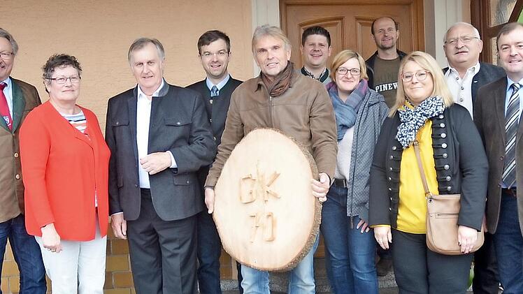 Altbürgermeister Georg Konrad (Dritter von links) konnte zum 70. Geburtstag zahlreiche Glückwünsche entgegennehmen. Mit im Bild von links Bürgermeister Hans Pietz, Christa Steiger MdL a.D., Markus Wich (stellvertretender Vorsitzender WBV und 3. Bürgermeister von Kronach), 3. Bürgermeister Klaus Dressel (rechts) und weitere Gratulanten.  Foto: K.- H. Hofmann