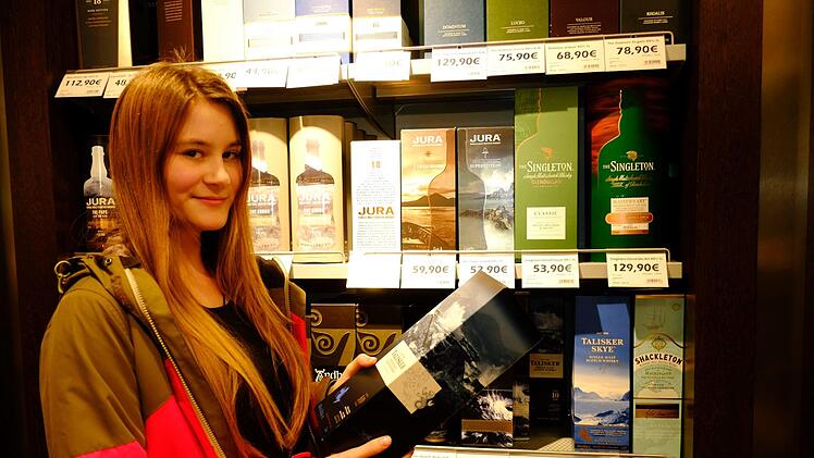 So sehen glückliche Kunden aus: Saskia freut sich über die große Whisky-Auswahl im Duty-free-Shop am Nürnberger Flughafen, bevor sie zu einem Termin fliegt. Foto: Nikolas Pelke