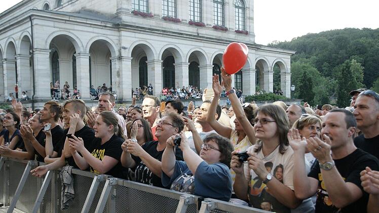 Vor der Bühne im Staatsbad hatten sich einige Tausend Fans postiert. Sie bekamen eine zweieinhalbstündige Show geboten.Steffen Standke