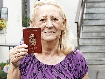 Milanka Kiesel am Hoftor mit ihrem serbischen Pass. Weil sie keinen deutschen Ausweis besitzt, durfte die gebürtige Serbin, die seit 42 Jahren in Nüdlingen lebt, nicht an der Bürgerbefragung zur Nordumgehung teilnehmen. Foto: Steffen Standke