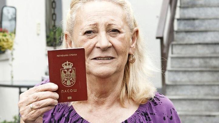 Milanka Kiesel am Hoftor mit ihrem serbischen Pass. Weil sie keinen deutschen Ausweis besitzt, durfte die gebürtige Serbin, die seit 42 Jahren in Nüdlingen lebt, nicht an der Bürgerbefragung zur Nordumgehung teilnehmen. Foto: Steffen Standke