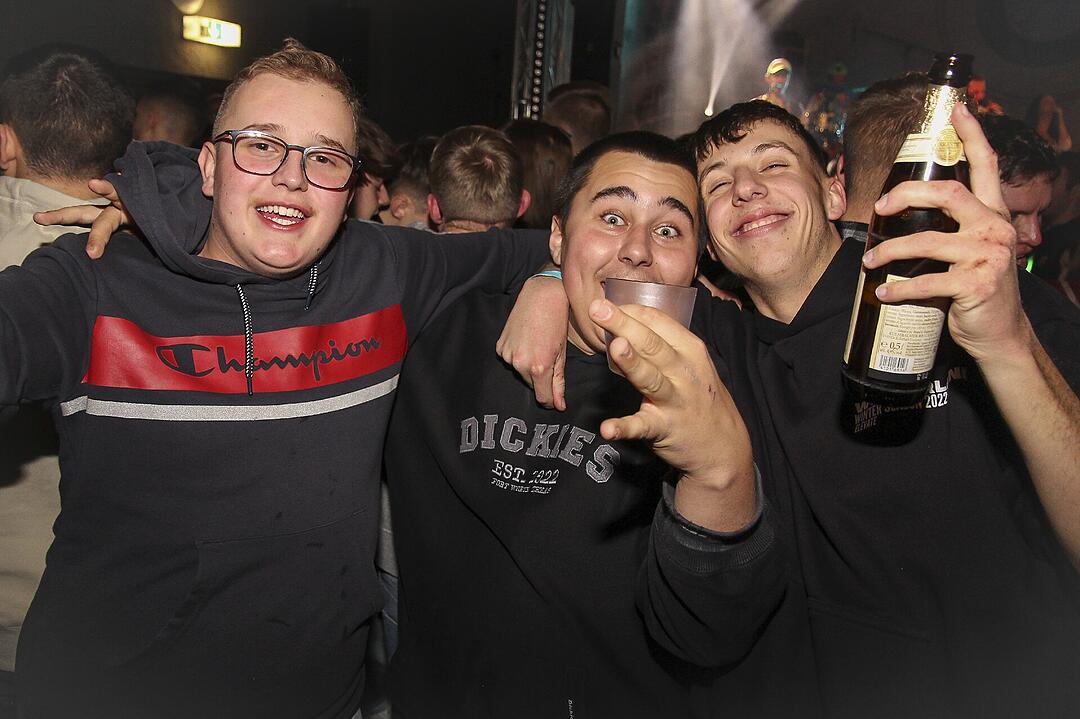 Die Partyband "Power" heizte ordentlich ein.
