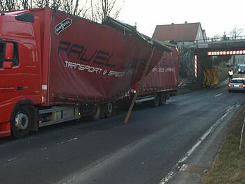 Ein Lkw ist am Abend des 22. März an der Oerlenbacher Bahnbrücke hängen geblieben. Fotos: Stefan Geiger