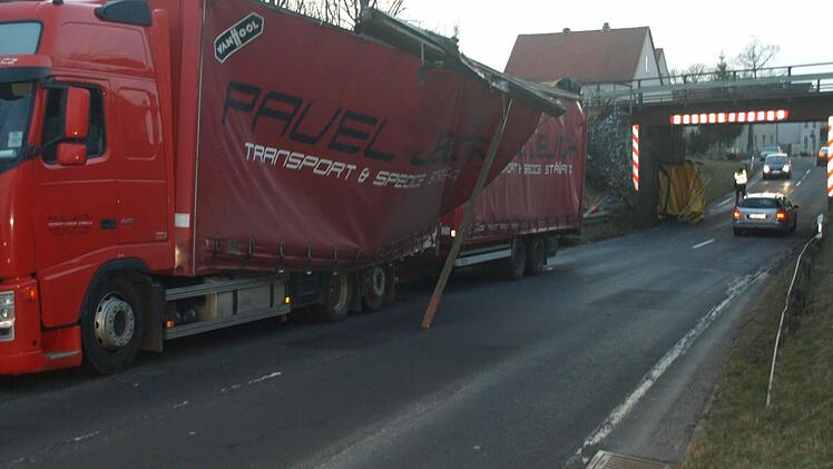 Ein Lkw ist am Abend des 22. März an der Oerlenbacher Bahnbrücke hängen geblieben. Fotos: Stefan Geiger