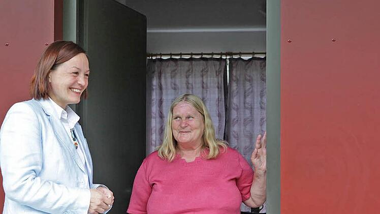 Sabine Geuß (links) kümmert sich in der modernen Notunterkunft in Forchheim nicht nur um die Probleme und Sorgen der Bewohner. Geuß hilft auch Bewohnern wie Johanna (rechts) es wieder zurück in eine "normale" Wohnung zu schaffen. Archivbilder: Barbara Herbst