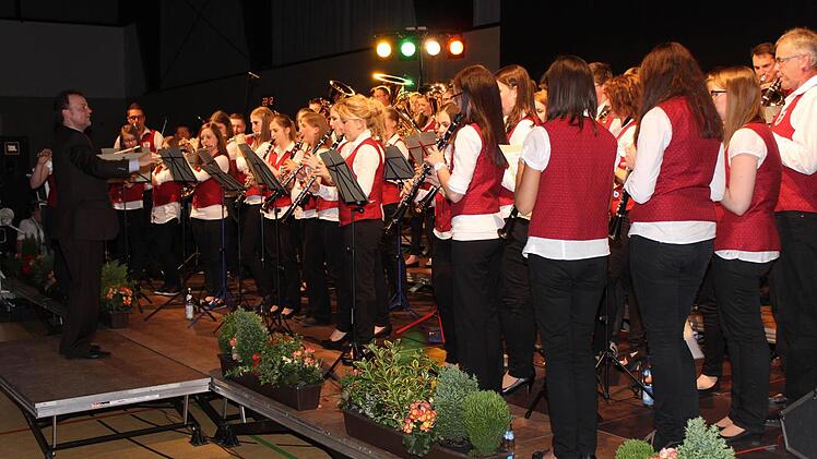 Junge Musikerinnen und Musiker und erfahrenere Semester ergänzten sich gut.