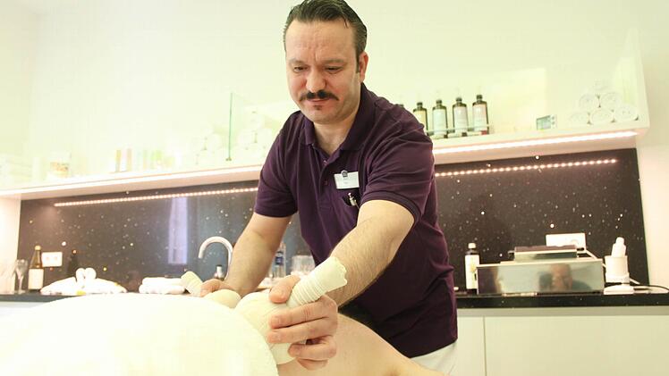 Massage mit Kräuterstempeln