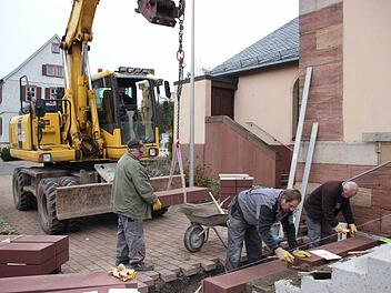 Die Trittsteine für die Gefäller Kirchentreppe werden in Handarbeit eingepasst. Fotos: Heike Beudert