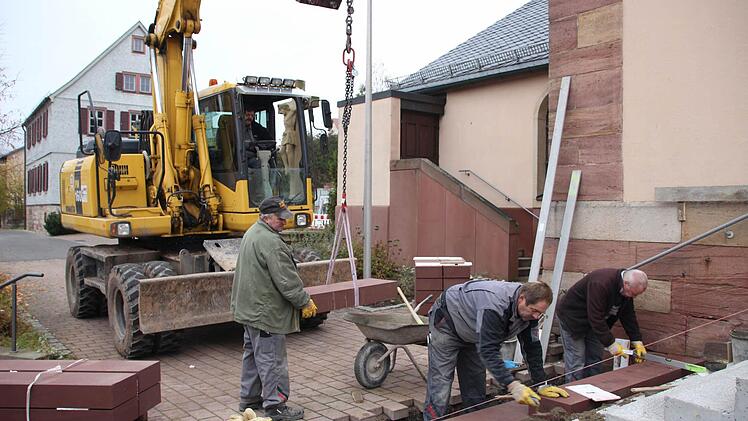 Die Trittsteine für die Gefäller Kirchentreppe werden in Handarbeit eingepasst. Fotos: Heike Beudert